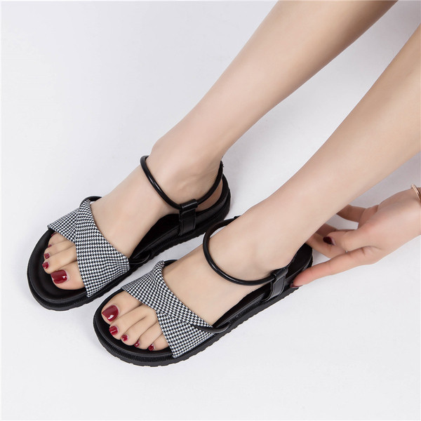 Sieviešu modernas sandales ar plakanām zolēm un rūtainu siksnu