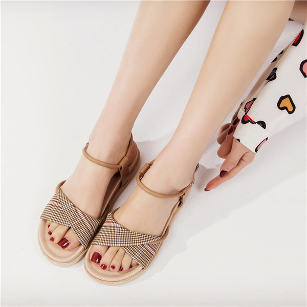 Sieviešu modernas sandales ar plakanām zolēm un rūtainu siksnu