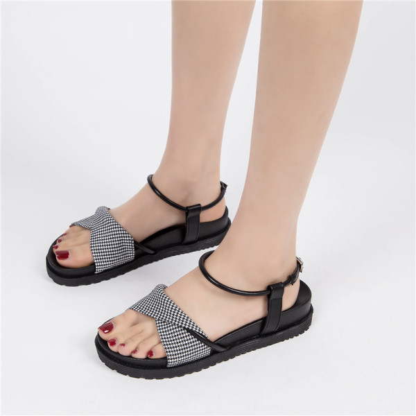 Sieviešu modernas sandales ar plakanām zolēm un rūtainu siksnu