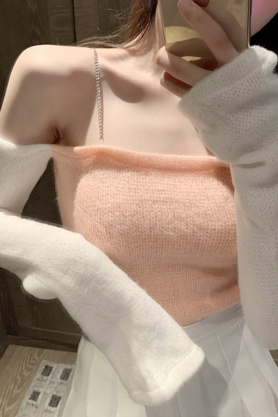 Női blúz leejtett ujjakkal, vékony pántokkal, fémláncokból