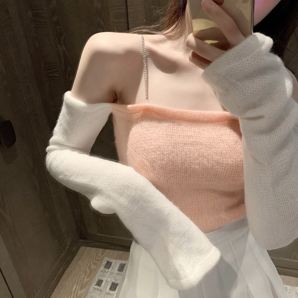 Női blúz leejtett ujjakkal, vékony pántokkal, fémláncokból