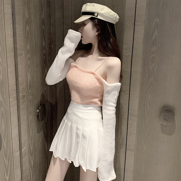 Női blúz leejtett ujjakkal, vékony pántokkal, fémláncokból