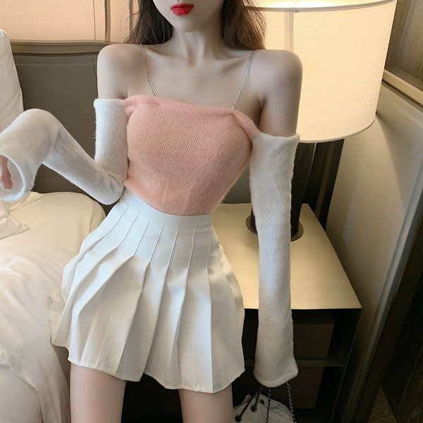 Női blúz leejtett ujjakkal, vékony pántokkal, fémláncokból