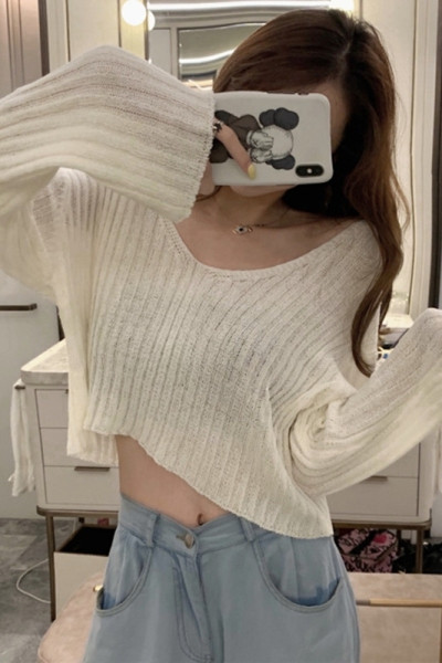 Platus moteriškas megztinis V formos iškirpte