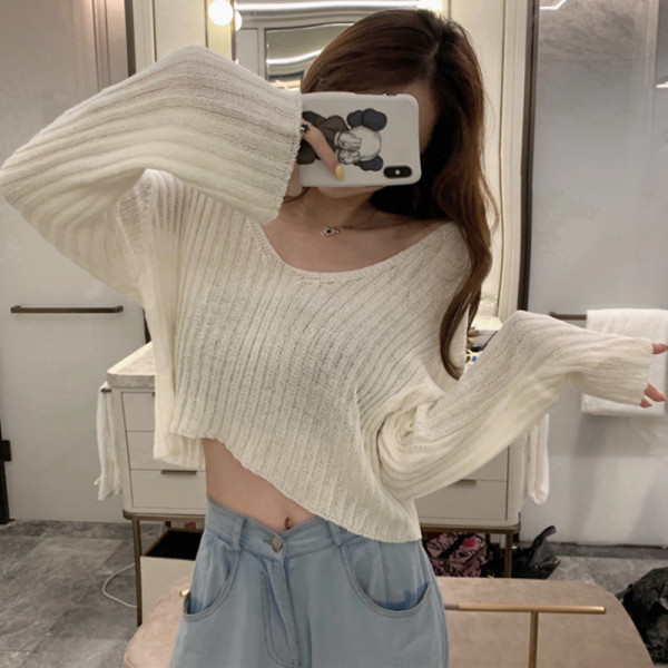 Platus moteriškas megztinis V formos iškirpte