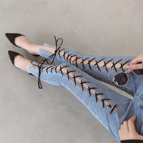 Dabartiniai moteriški džinsai Lieknas modelis su raišteliais ir aukštu liemeniu