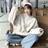 Platus moteriškas megztinis su ovalia iškirpte ir raštu