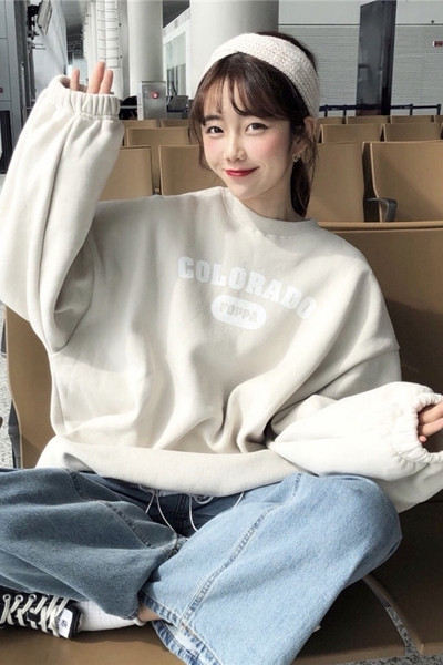 Platus moteriškas megztinis su ovalia iškirpte ir raštu