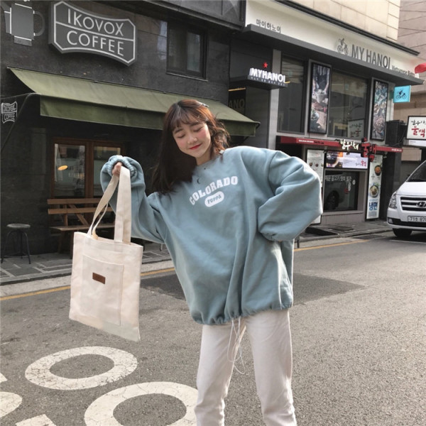 Platus moteriškas megztinis su ovalia iškirpte ir raštu