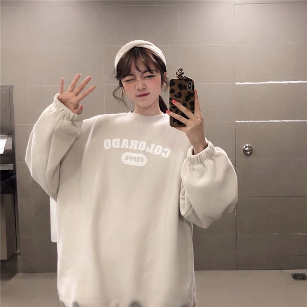 Platus moteriškas megztinis su ovalia iškirpte ir raštu