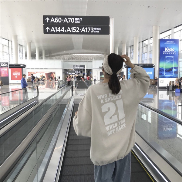 Platus moteriškas megztinis su ovalia iškirpte ir raštu