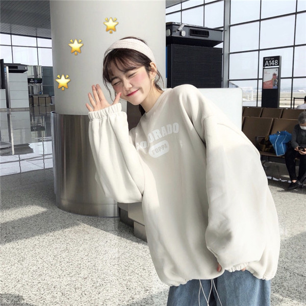 Platus moteriškas megztinis su ovalia iškirpte ir raštu