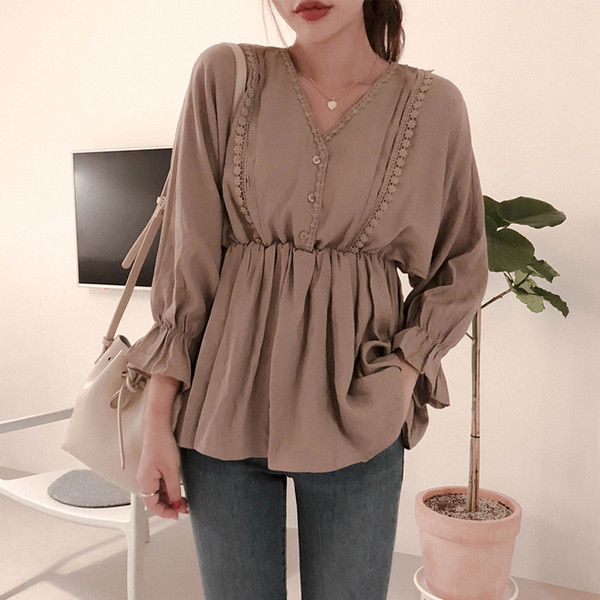 Bluza de dama eleganta model decupata cu decolteu in V