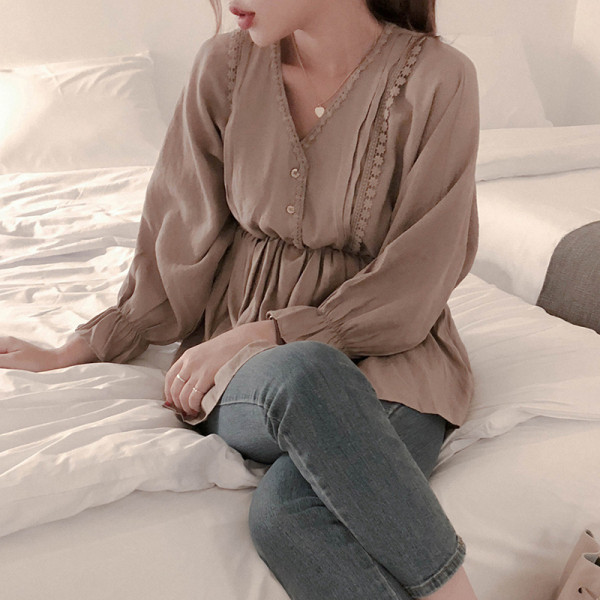 Bluza de dama eleganta model decupata cu decolteu in V