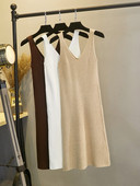 Megzta moteriška suknelė plačiomis petnešėlėmis ir V formos iškirpte