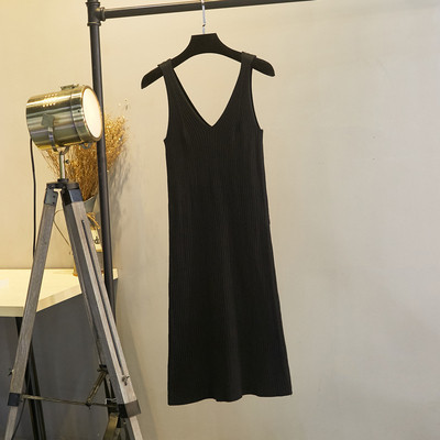 Megzta moteriška suknelė plačiomis petnešėlėmis ir V formos iškirpte