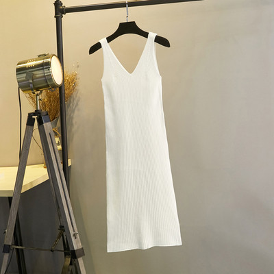 Megzta moteriška suknelė plačiomis petnešėlėmis ir V formos iškirpte