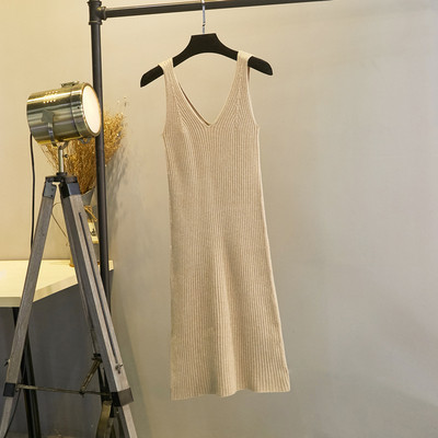 Megzta moteriška suknelė plačiomis petnešėlėmis ir V formos iškirpte