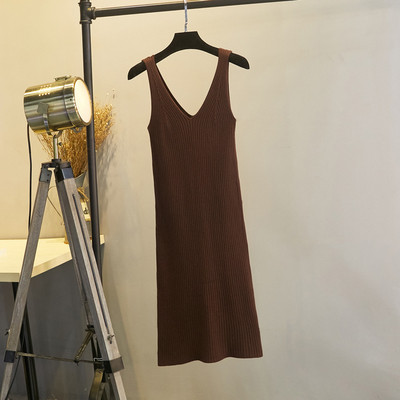 Megzta moteriška suknelė plačiomis petnešėlėmis ir V formos iškirpte