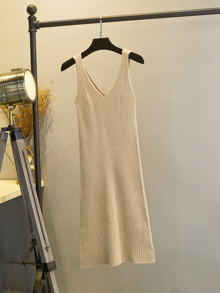 Megzta moteriška suknelė plačiomis petnešėlėmis ir V formos iškirpte