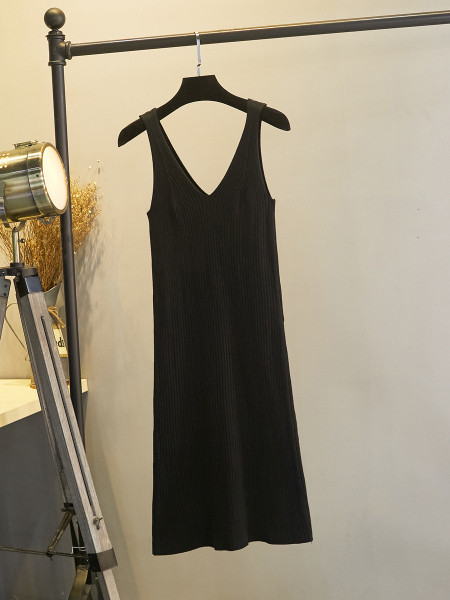 Megzta moteriška suknelė plačiomis petnešėlėmis ir V formos iškirpte