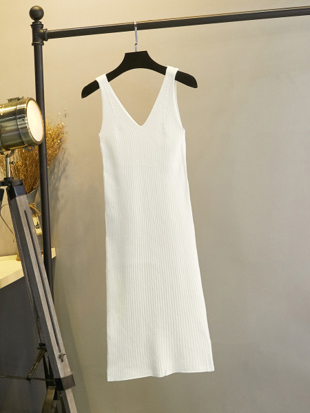 Megzta moteriška suknelė plačiomis petnešėlėmis ir V formos iškirpte