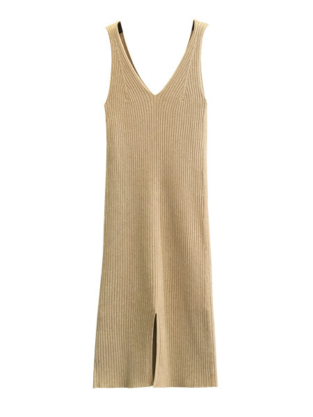 Megzta moteriška suknelė plačiomis petnešėlėmis ir V formos iškirpte