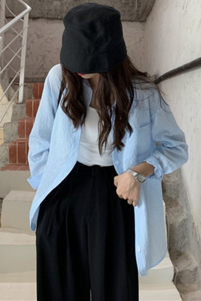 Tavaszi női ing klasszikus gallérral és zsebbel