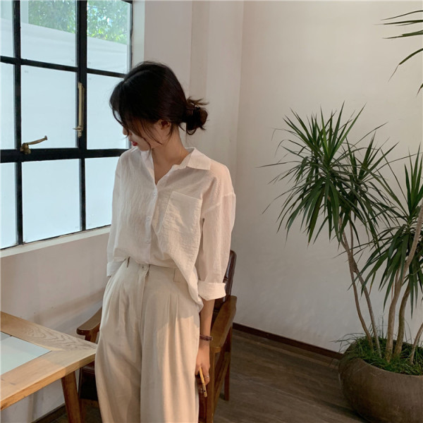 Tavaszi női ing klasszikus gallérral és zsebbel