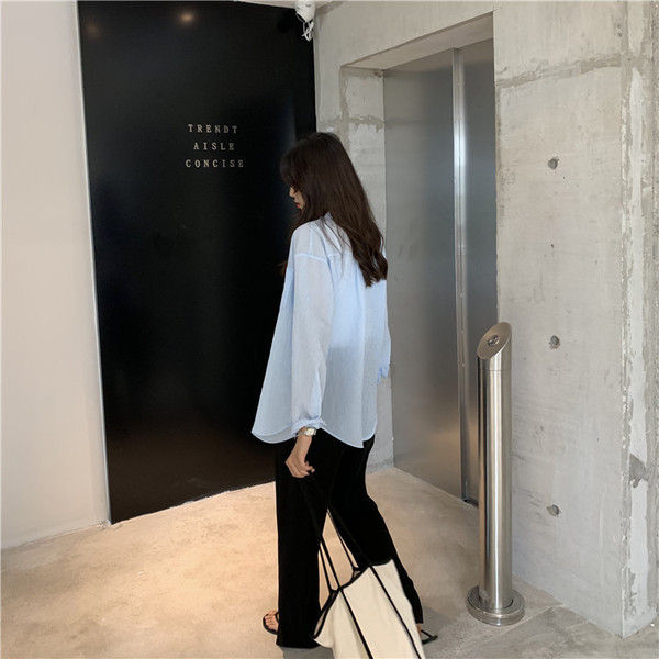 Tavaszi női ing klasszikus gallérral és zsebbel