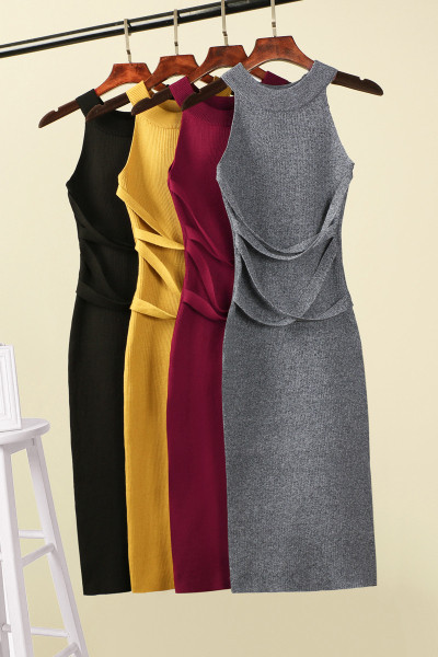 Trikotāžas sieviešu kleitas pieguļošs modelis ar vidēja garuma un ovālu kakla izgriezumu