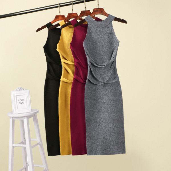 Trikotāžas sieviešu kleitas pieguļošs modelis ar vidēja garuma un ovālu kakla izgriezumu