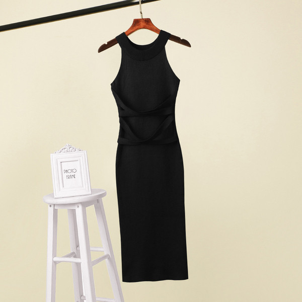 Trikotāžas sieviešu kleitas pieguļošs modelis ar vidēja garuma un ovālu kakla izgriezumu