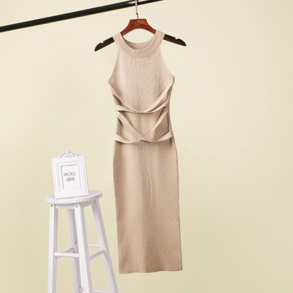 Trikotāžas sieviešu kleitas pieguļošs modelis ar vidēja garuma un ovālu kakla izgriezumu