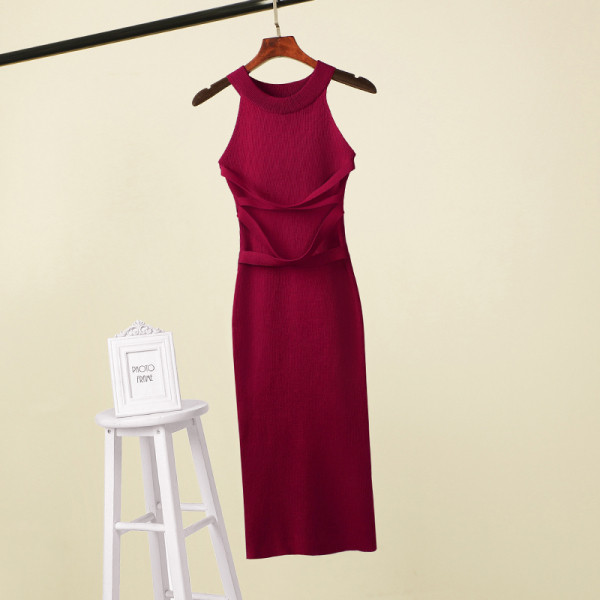 Trikotāžas sieviešu kleitas pieguļošs modelis ar vidēja garuma un ovālu kakla izgriezumu