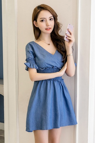 Női alkalmi ruha modell kivágott V-nyakkal