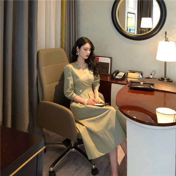 Retro sieviešu kleita ar 3/4 piedurknēm un špica kakla izgriezumu