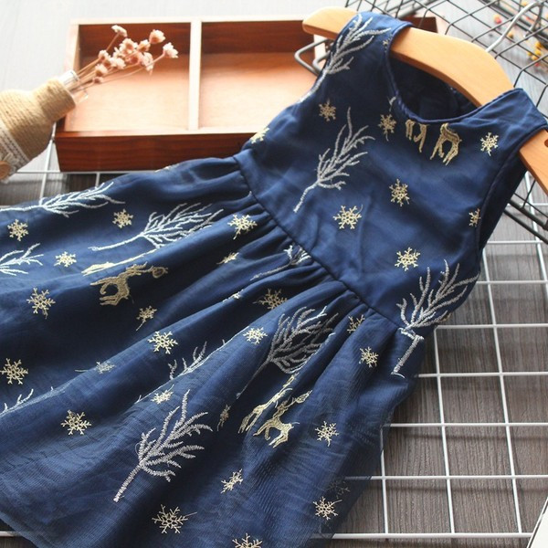 Modern gyerekruha hímzéssel és ovális nyakkivágással