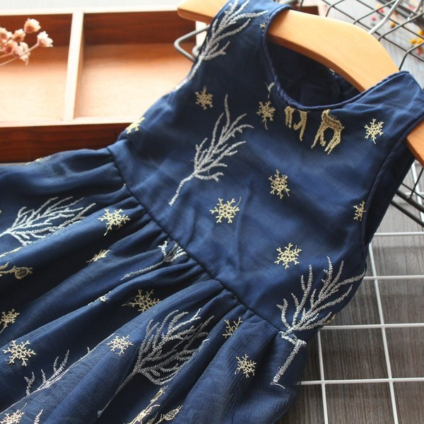 Modern gyerekruha hímzéssel és ovális nyakkivágással