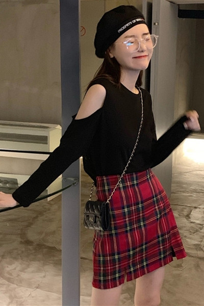 Laisva moteriška palaidinė su ovalia iškirpte ir iškirptėmis