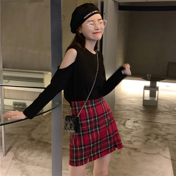 Laisva moteriška palaidinė su ovalia iškirpte ir iškirptėmis