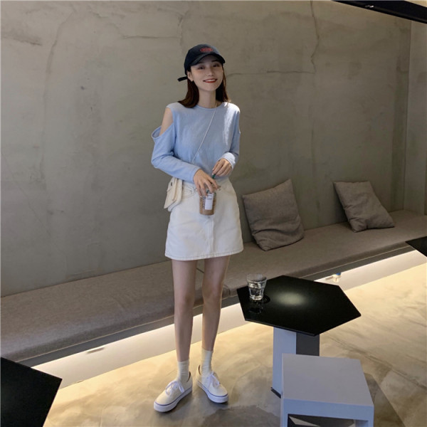 Laisva moteriška palaidinė su ovalia iškirpte ir iškirptėmis