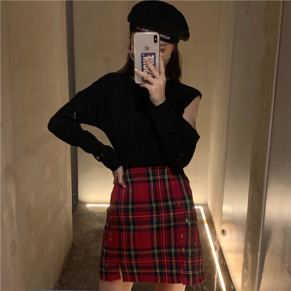 Laisva moteriška palaidinė su ovalia iškirpte ir iškirptėmis