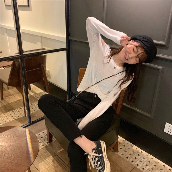 Laisva moteriška palaidinė su ovalia iškirpte ir iškirptėmis