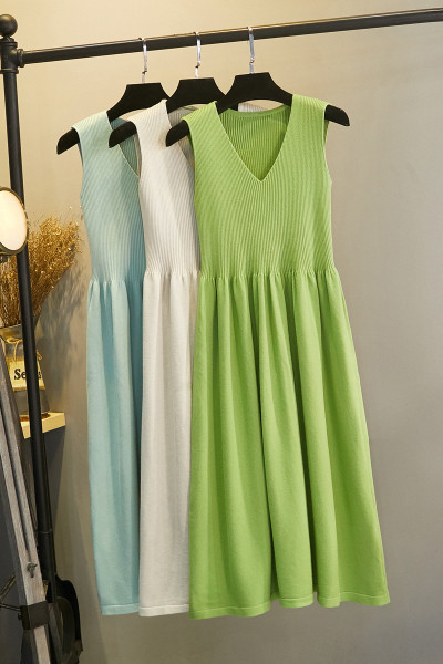 Kootud naiste kleidi lõikega mudel keskmise pikkusega ja V-kaelusega