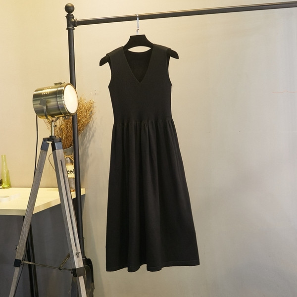 Kootud naiste kleidi lõikega mudel keskmise pikkusega ja V-kaelusega