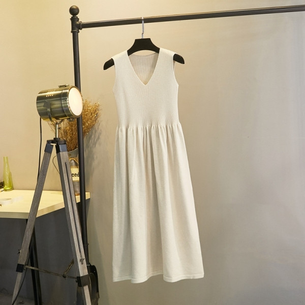 Kootud naiste kleidi lõikega mudel keskmise pikkusega ja V-kaelusega