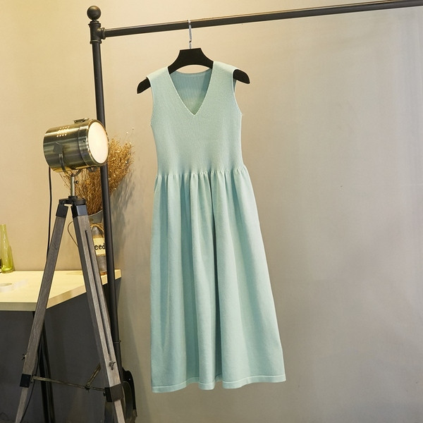 Kootud naiste kleidi lõikega mudel keskmise pikkusega ja V-kaelusega