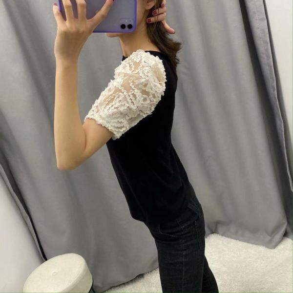 Mūsdienīga pieguloša sieviešu blūze ar tilla piedurknēm un 3D elementu