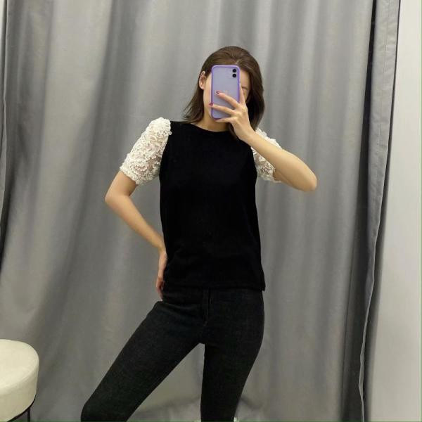 Mūsdienīga pieguloša sieviešu blūze ar tilla piedurknēm un 3D elementu